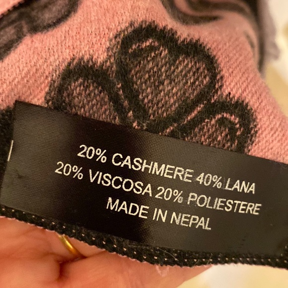 Beautiful pashmina…. Pink and black. - Picture 3 of 3